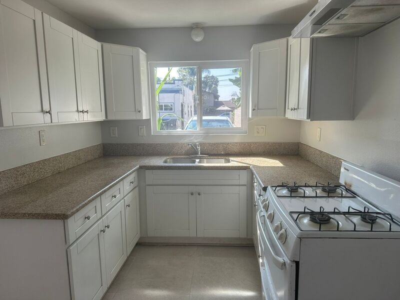 1123 Highland St #A - Photo 5 of 14