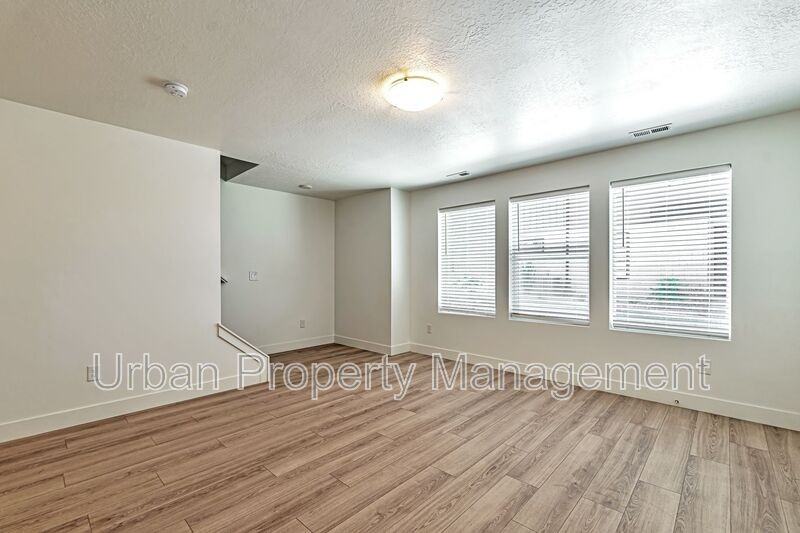 8347 S Durham St - Photo 7 of 11