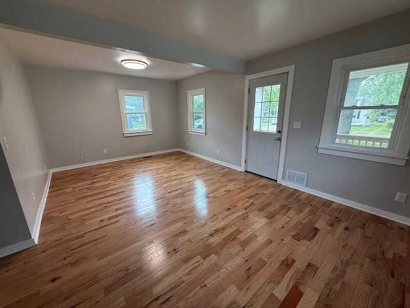 821 E Wilson Ave - Photo 4 of 11