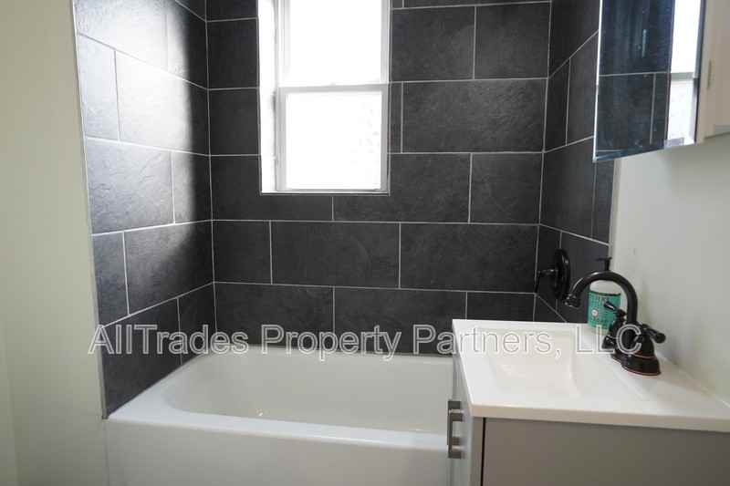 408 Cavitt Ave - Photo 4 of 9