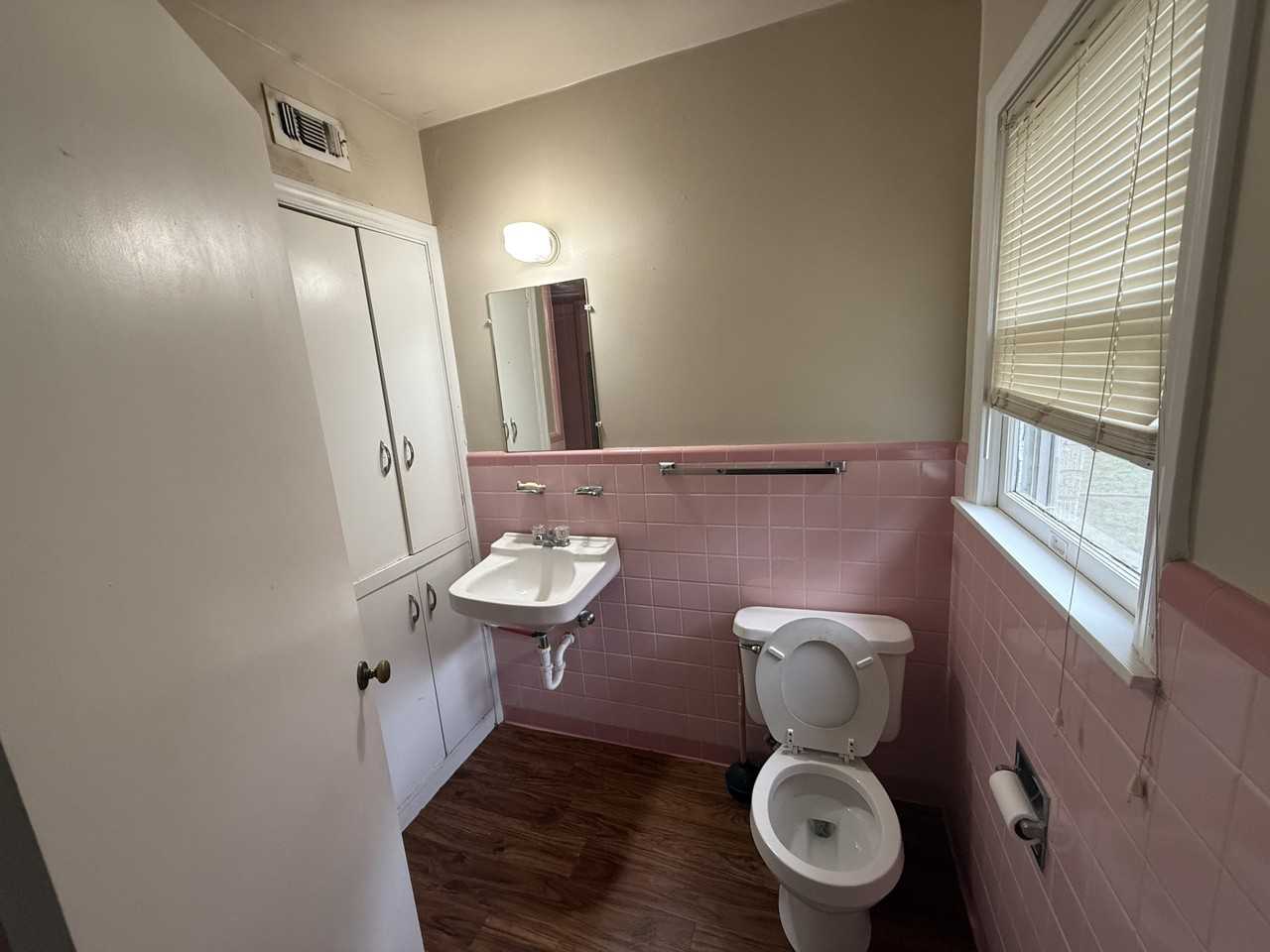 608 W Kings Rd #1 - Photo 4 of 10
