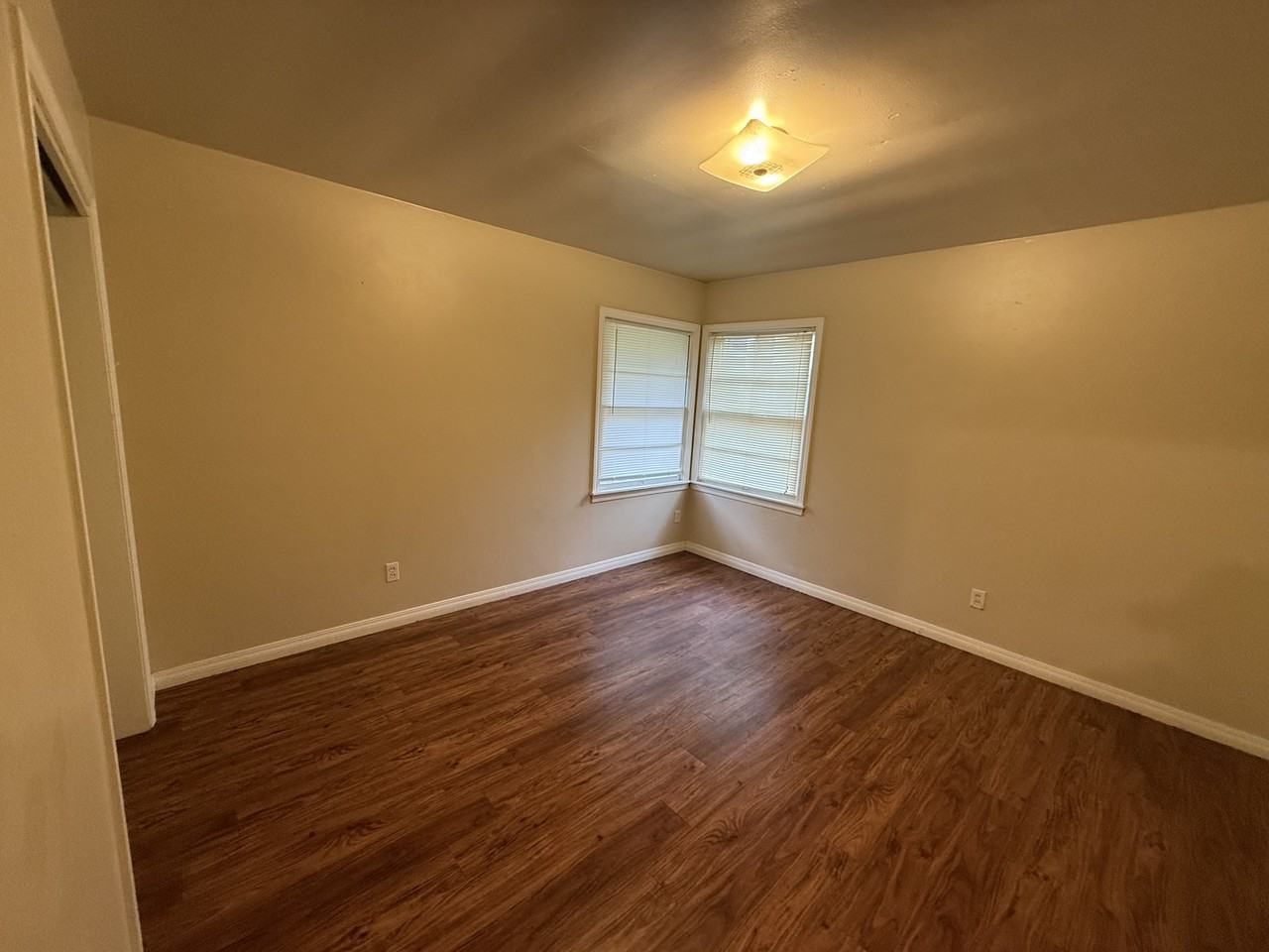 608 W Kings Rd #1 - Photo 5 of 10