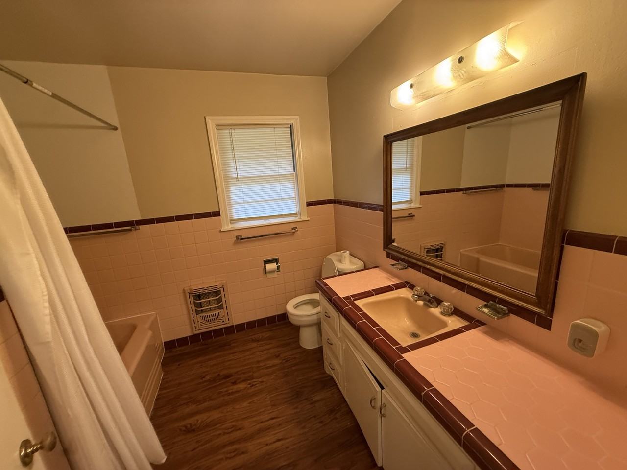608 W Kings Rd #1 - Photo 7 of 10