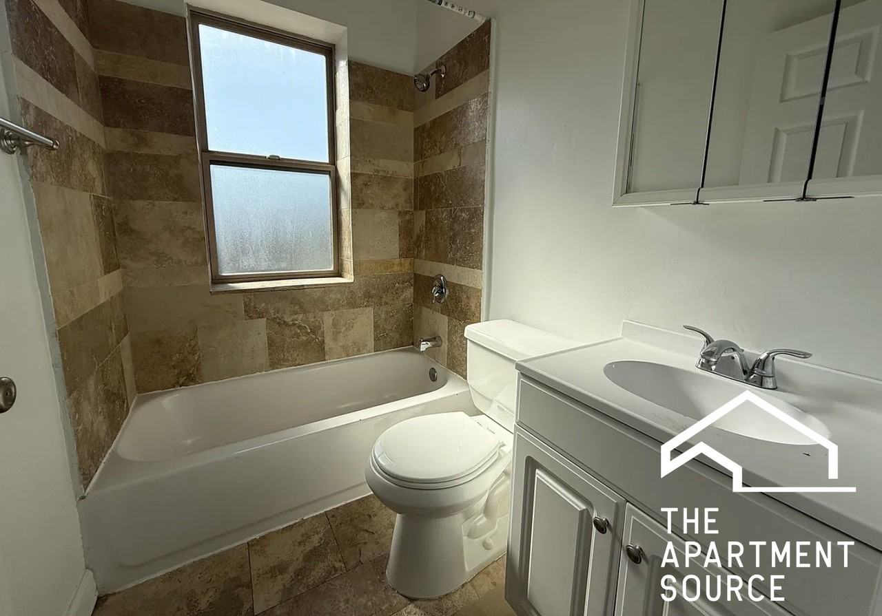 2048 W Touhy Ave #3 - Photo 4 of 5