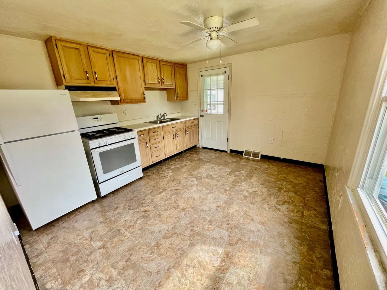 141 Carroll St - Photo 3 of 14