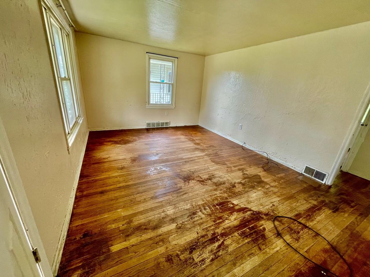 141 Carroll St - Photo 4 of 14