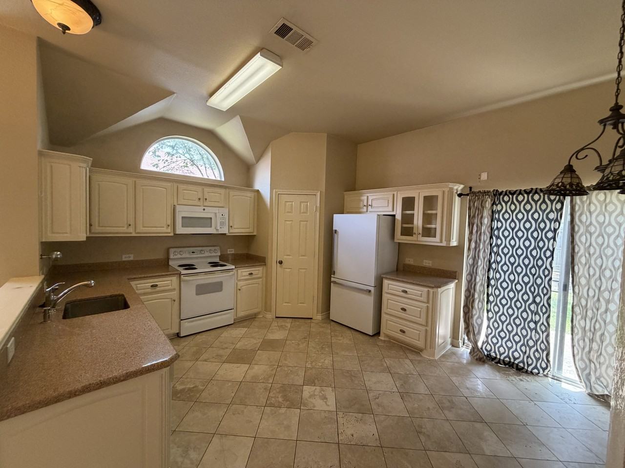 2905 Nandina St - Photo 4 of 13