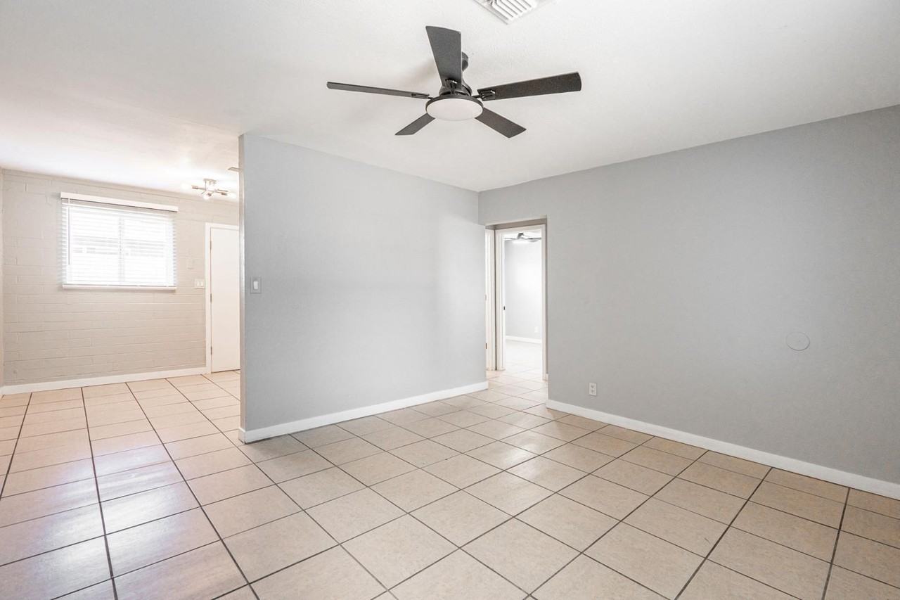 4421 N 23rd Ave #2 - Photo 4 of 50