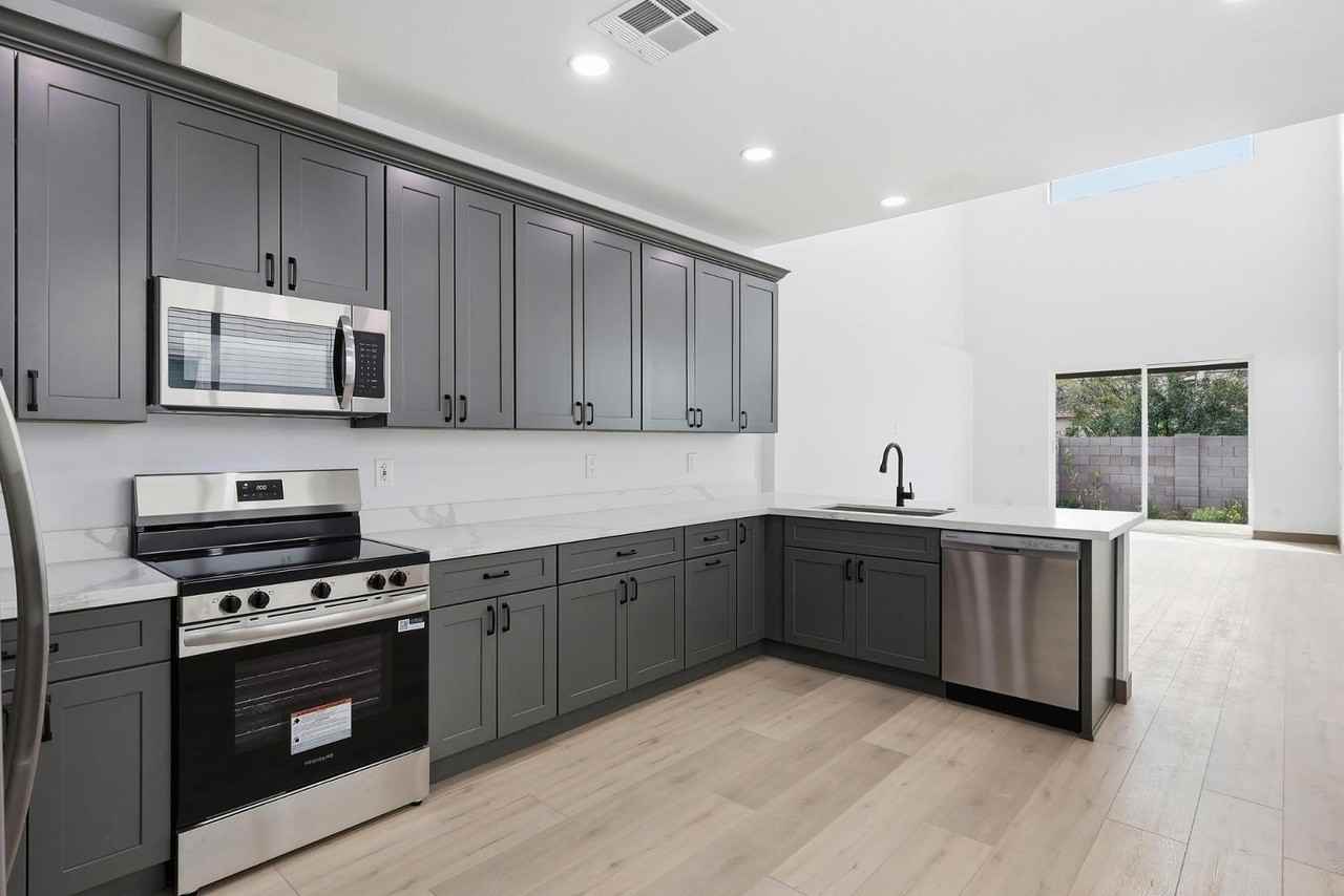 W Trumbull Rd #2 - Photo 5 of 27