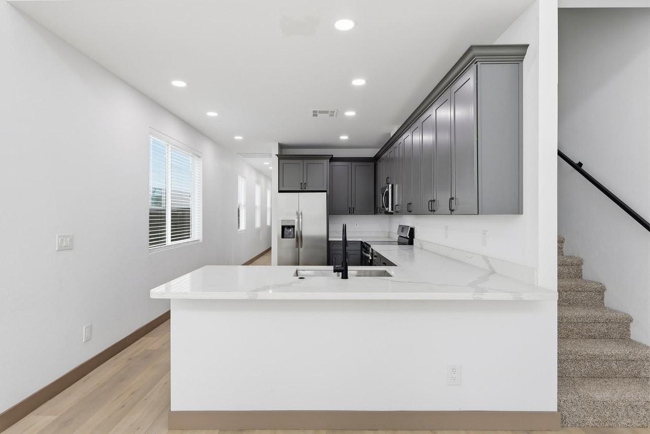 2809 E Trumbull Rd #2 - Photo 3 of 27