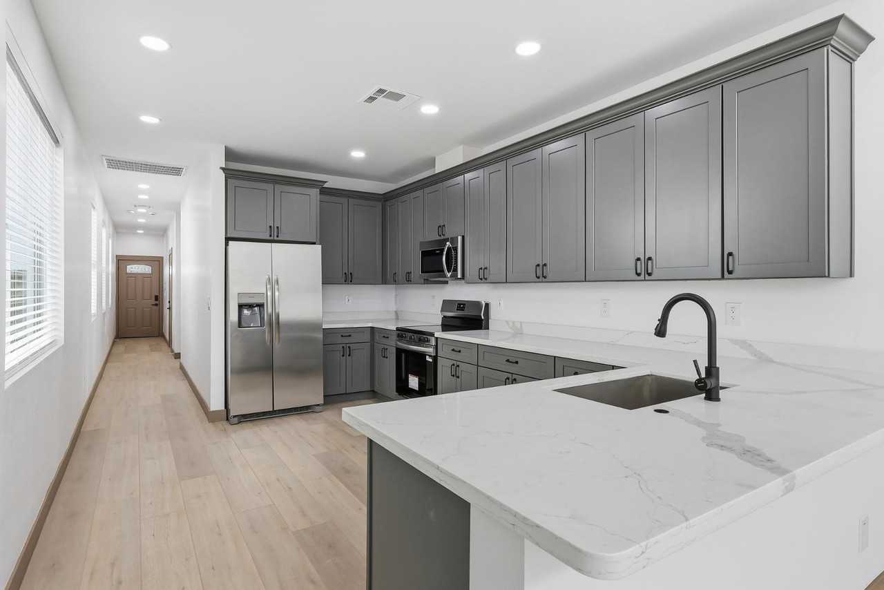 2809 E Trumbull Rd #2 - Photo 4 of 27