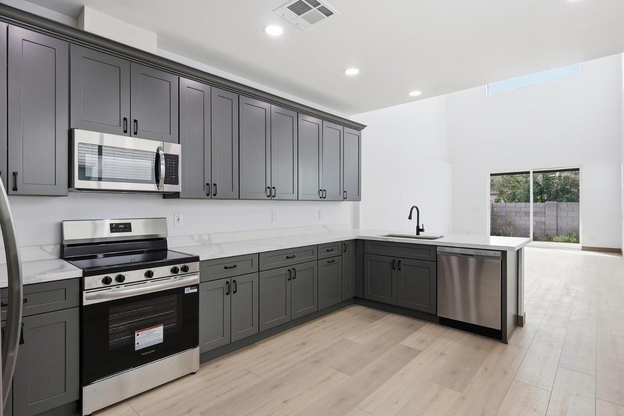 2809 E Trumbull Rd #2 - Photo 5 of 27