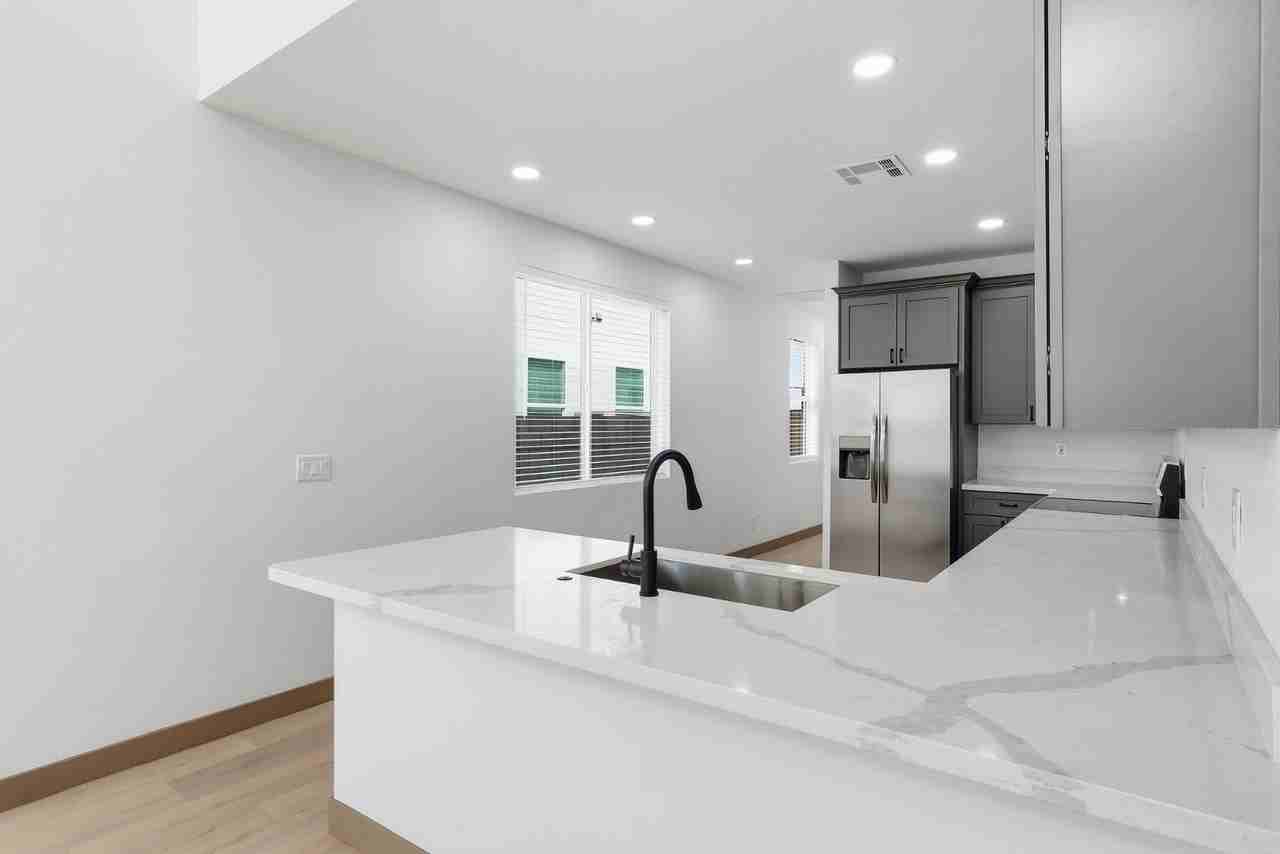2809 E Trumbull Rd #2 - Photo 6 of 27