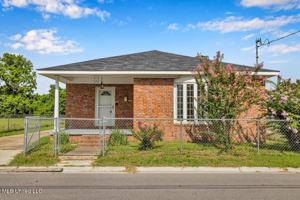 featured image of 172 Hoxie St