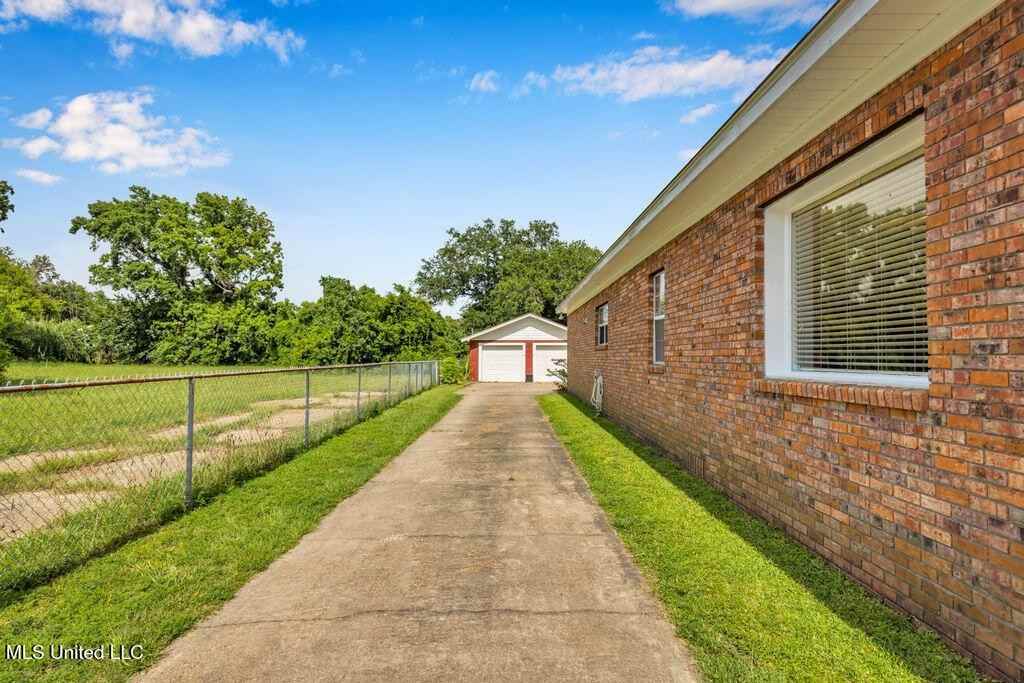 172 Hoxie St - Photo 5 of 34