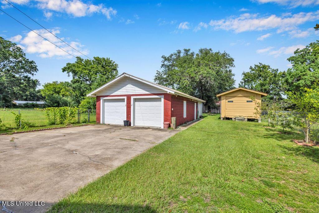 172 Hoxie St - Photo 7 of 34