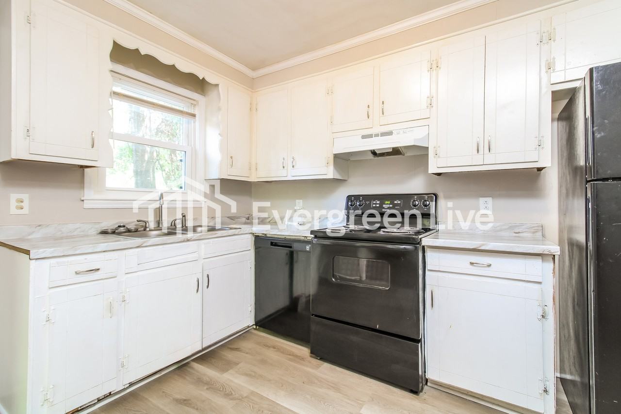 528 Atterbury Dr - Photo 3 of 11