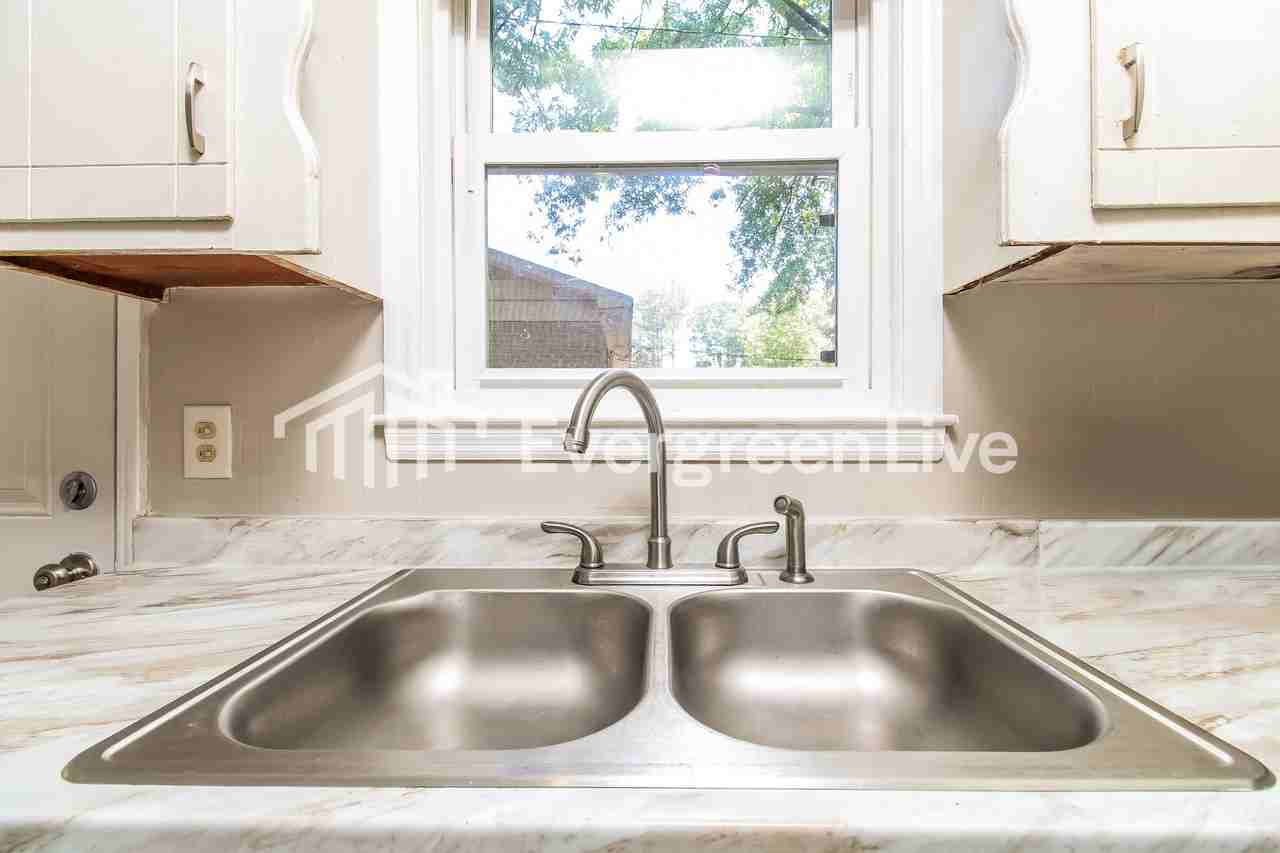 528 Atterbury Dr - Photo 4 of 11