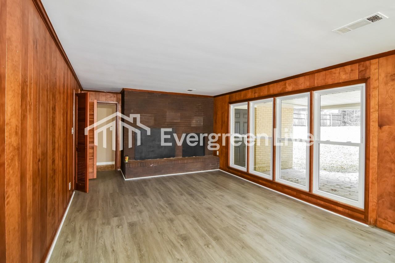 515 Chatsworth Dr - Photo 2 of 12
