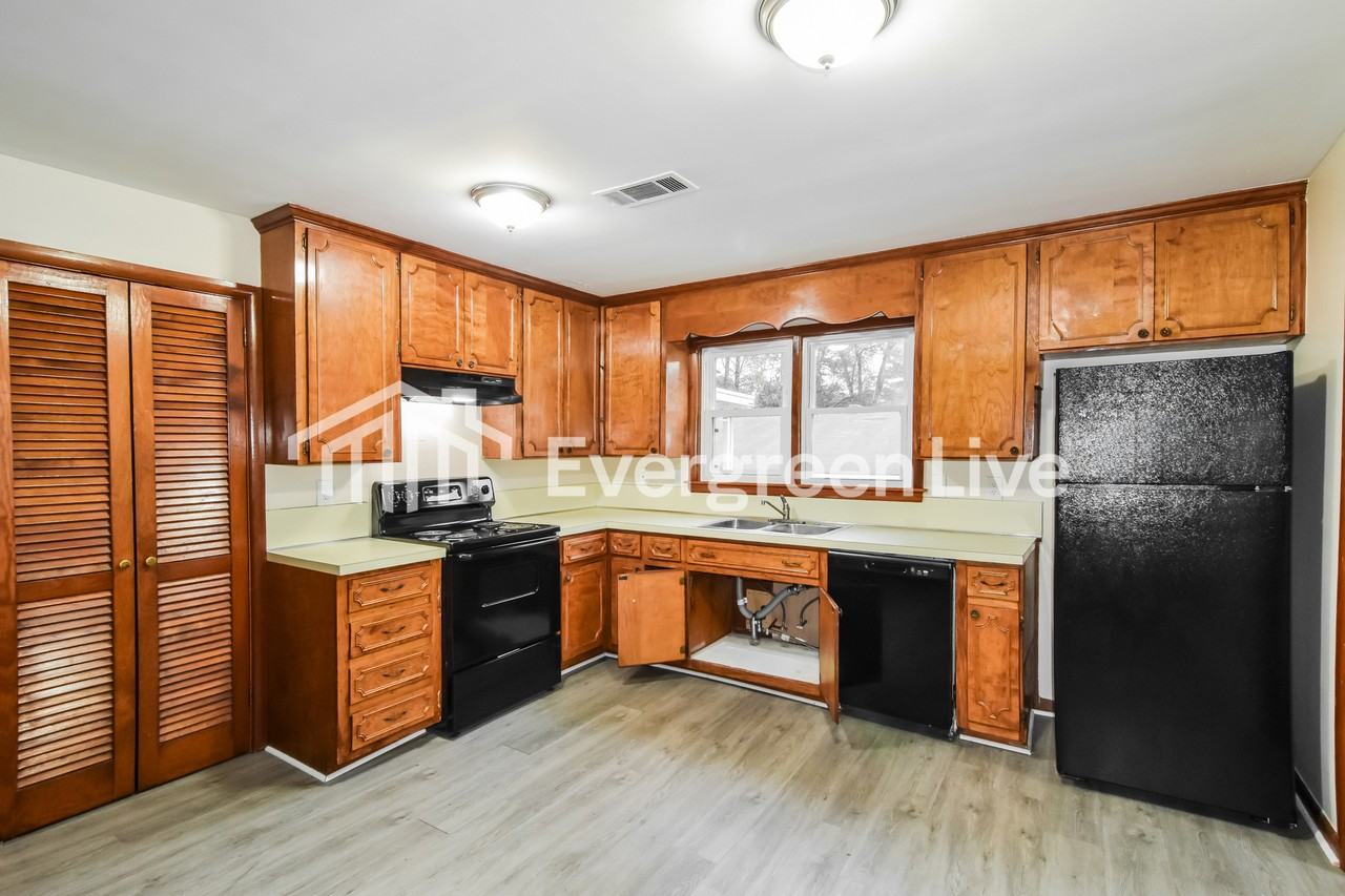 515 Chatsworth Dr - Photo 3 of 12