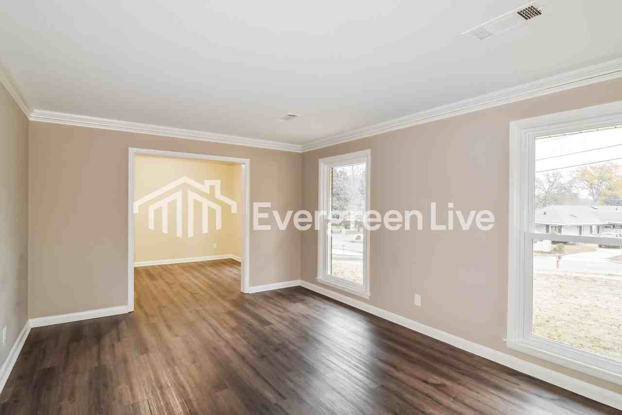 515 Chatsworth Dr - Photo 4 of 12