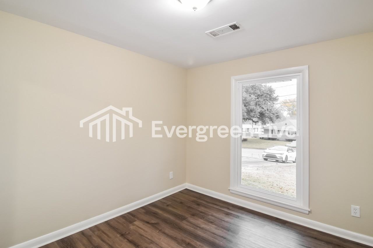 515 Chatsworth Dr - Photo 5 of 12