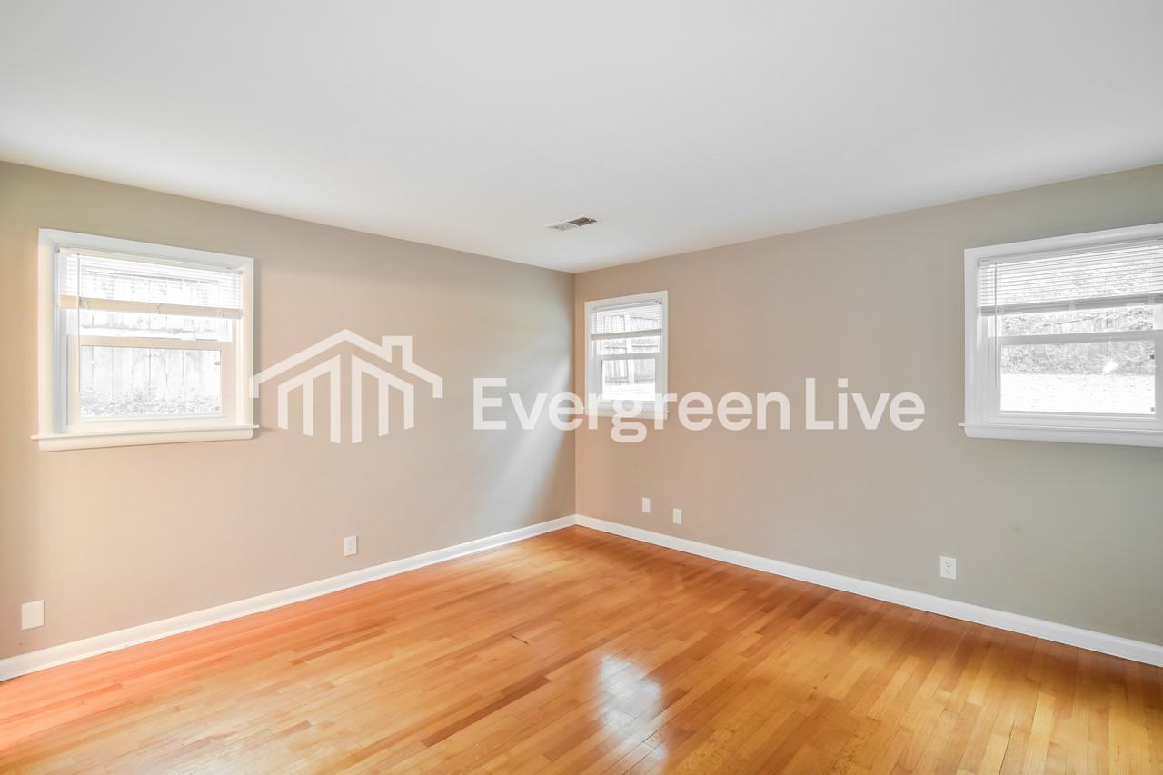 515 Chatsworth Dr - Photo 7 of 12