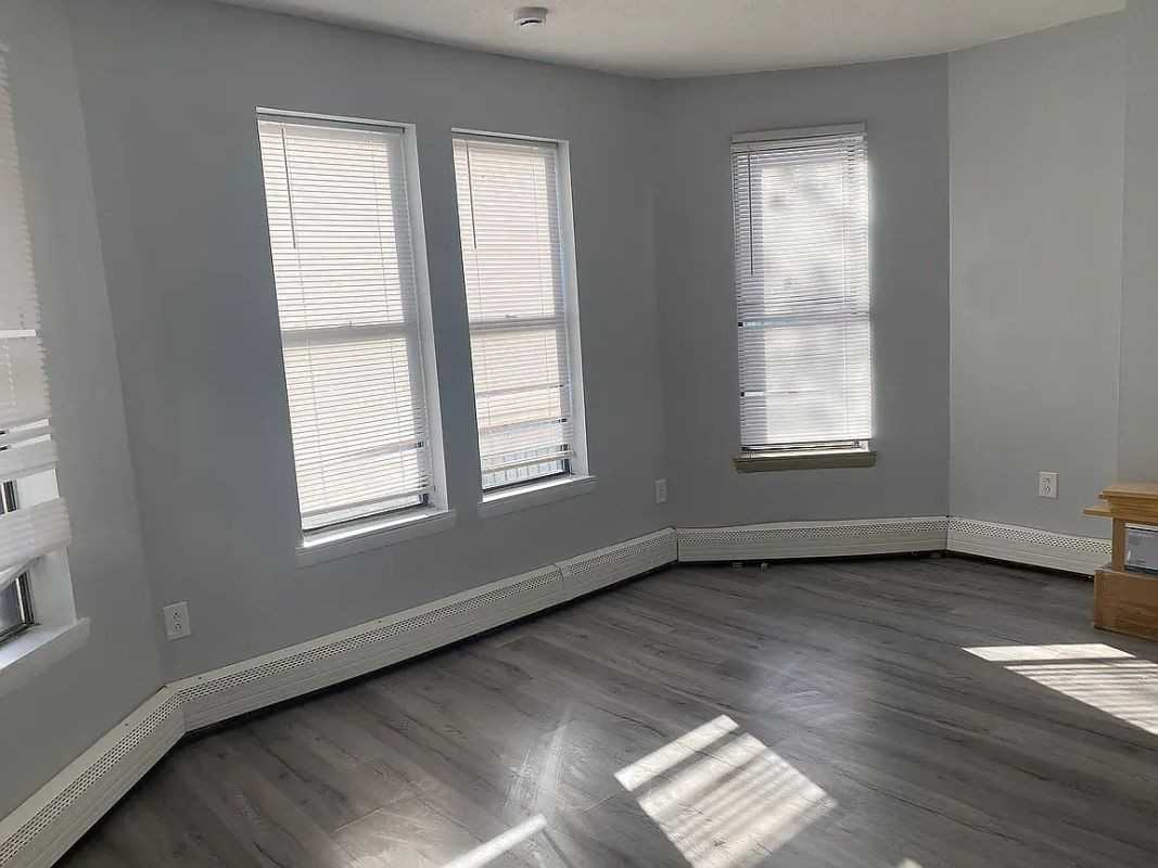196 Park St - Photo 3 of 6