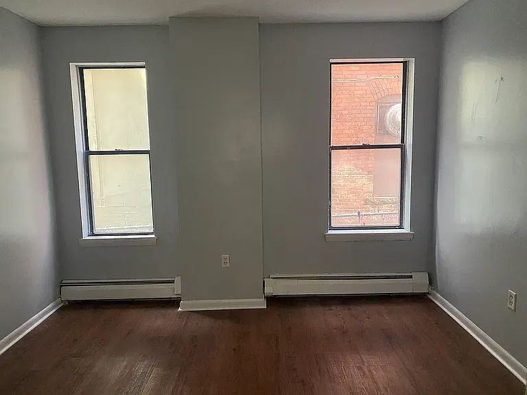 196 Park St - Photo 4 of 6