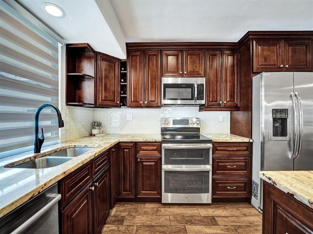4960 Sw 89th Ave - Photo 3 of 8