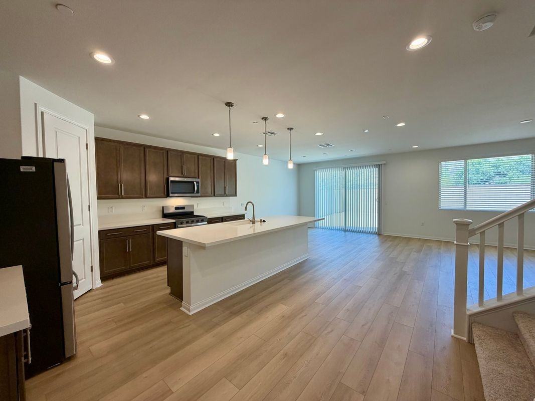 21600 Thomas Ct - Photo 3 of 25