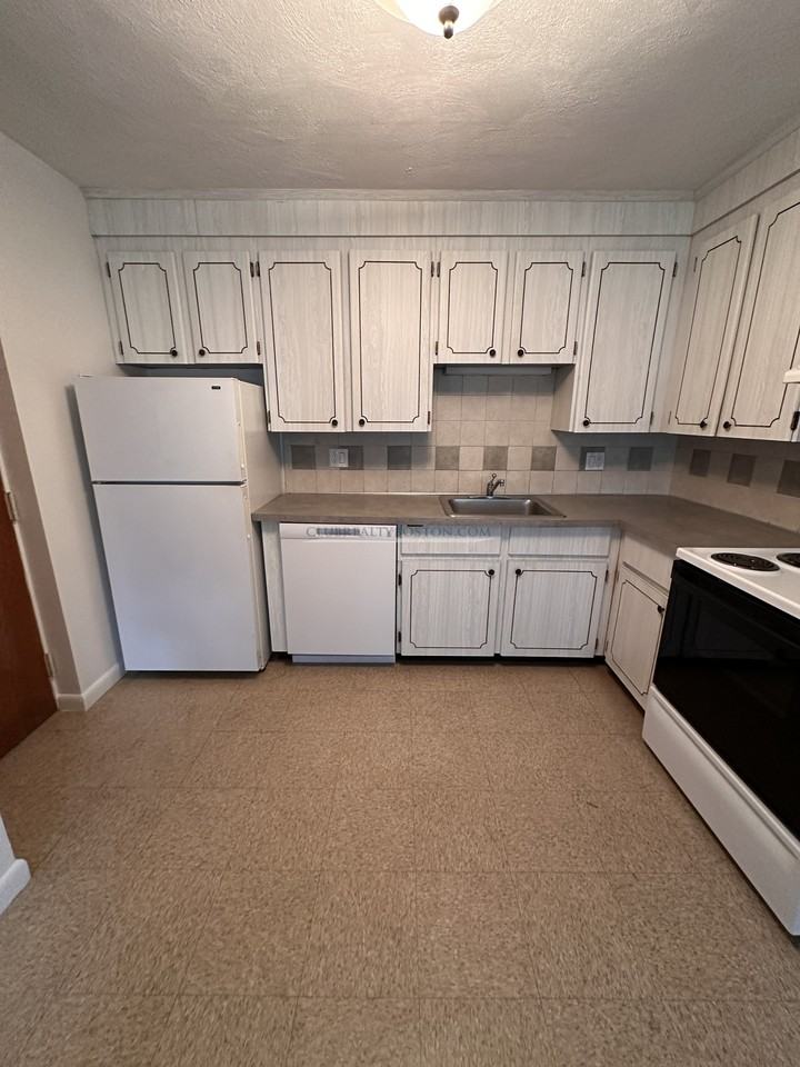 181 Lexington St #20 - Photo 2 of 13