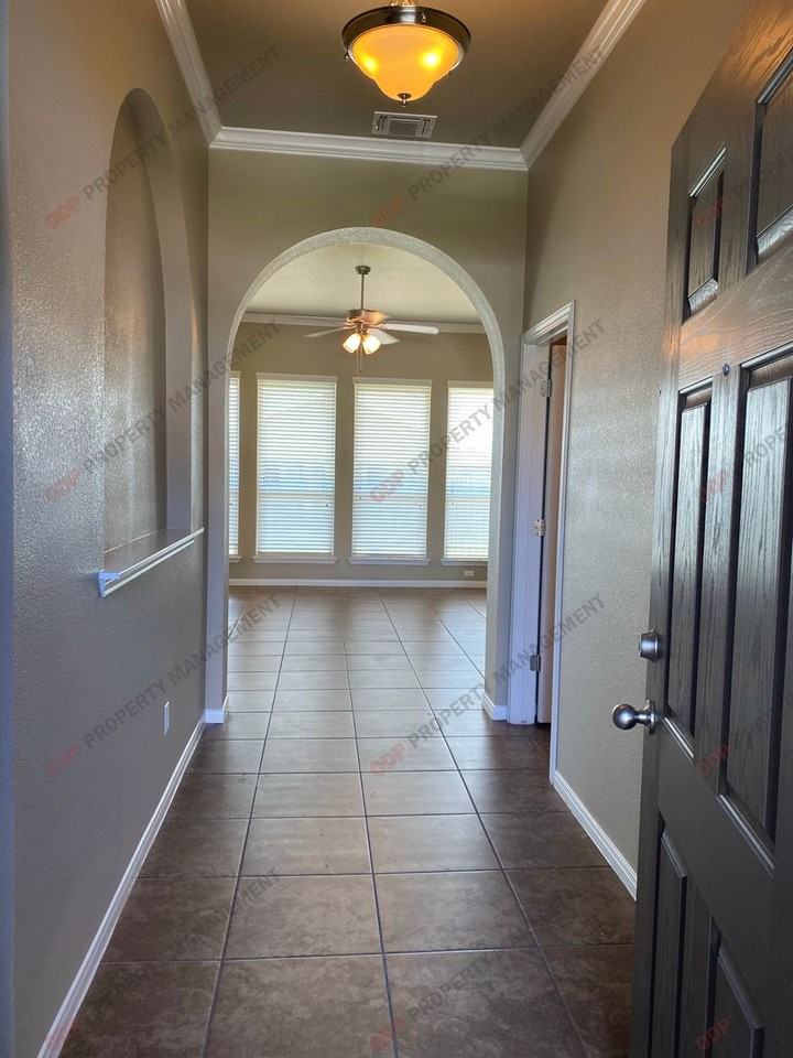 5607 Blackstone Dr - Photo 3 of 14