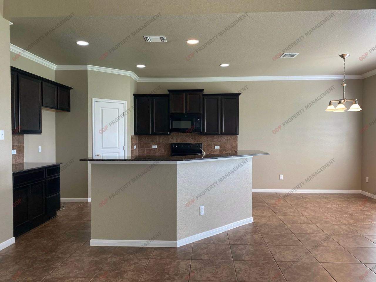5607 Blackstone Dr - Photo 5 of 14