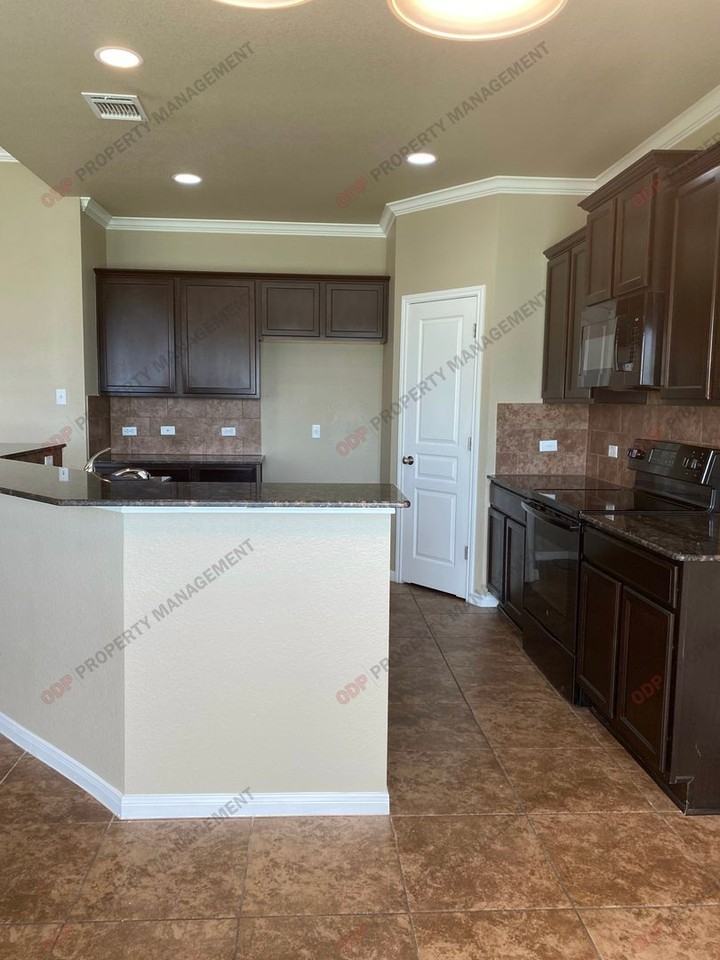5607 Blackstone Dr - Photo 6 of 14