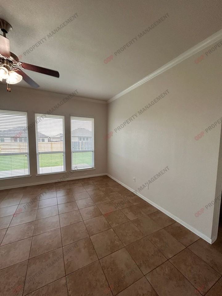 516 Cross Dr - Photo 3 of 12