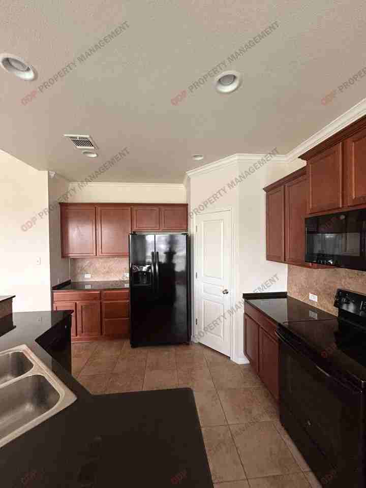 516 Cross Dr - Photo 4 of 12