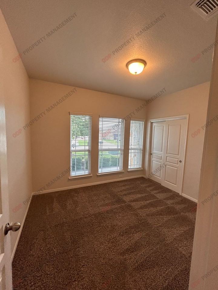 516 Cross Dr - Photo 5 of 12