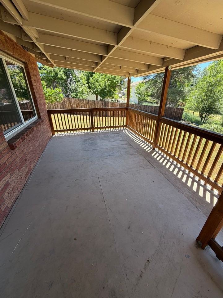208 Iowa St - Photo 2 of 26
