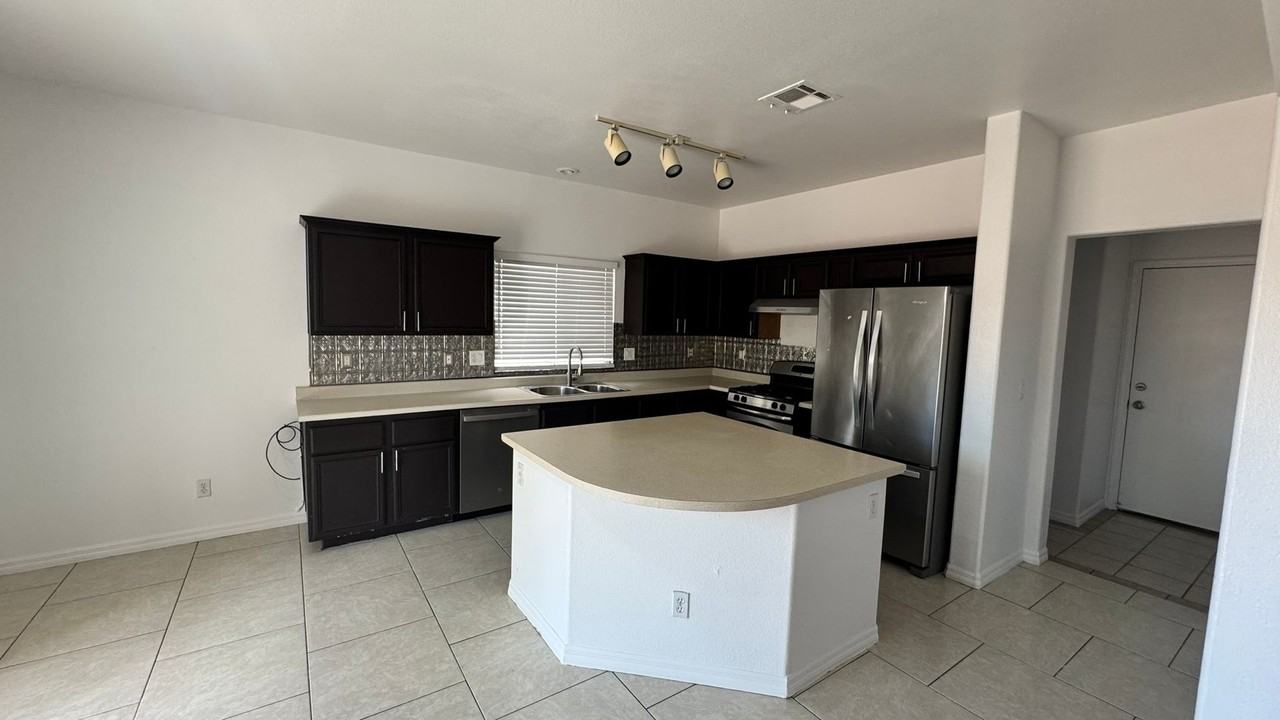 1013 Malibu Sands Ave - Photo 7 of 28