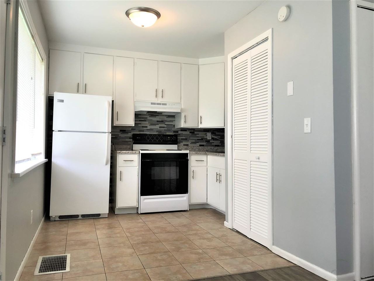3441 Warren - Photo 4 of 29