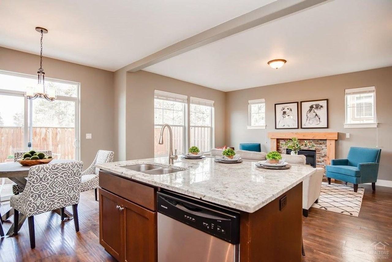 1076 Se Leonel Ln - Photo 6 of 21