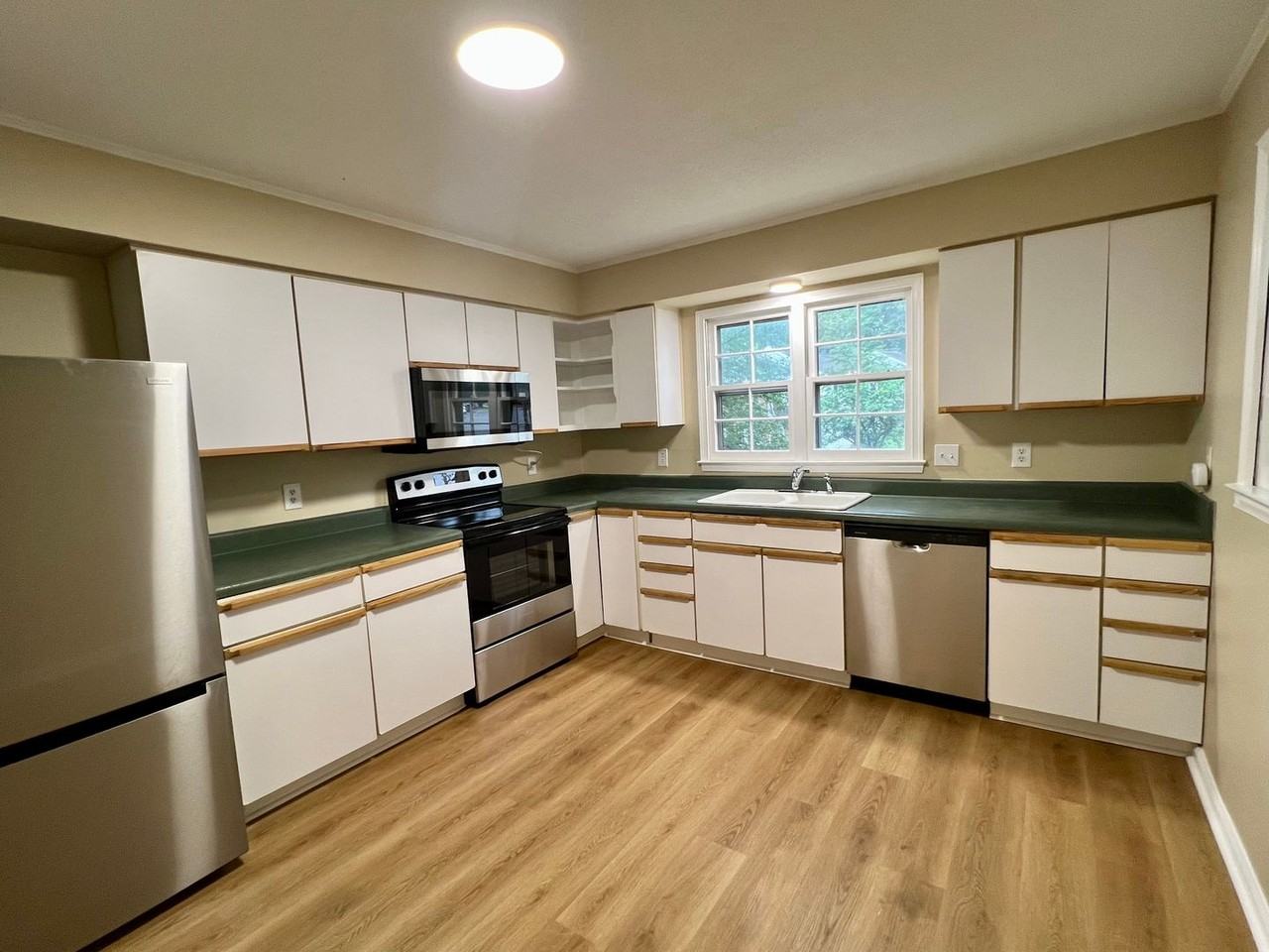 923 Hampshire Ct - Photo 3 of 24