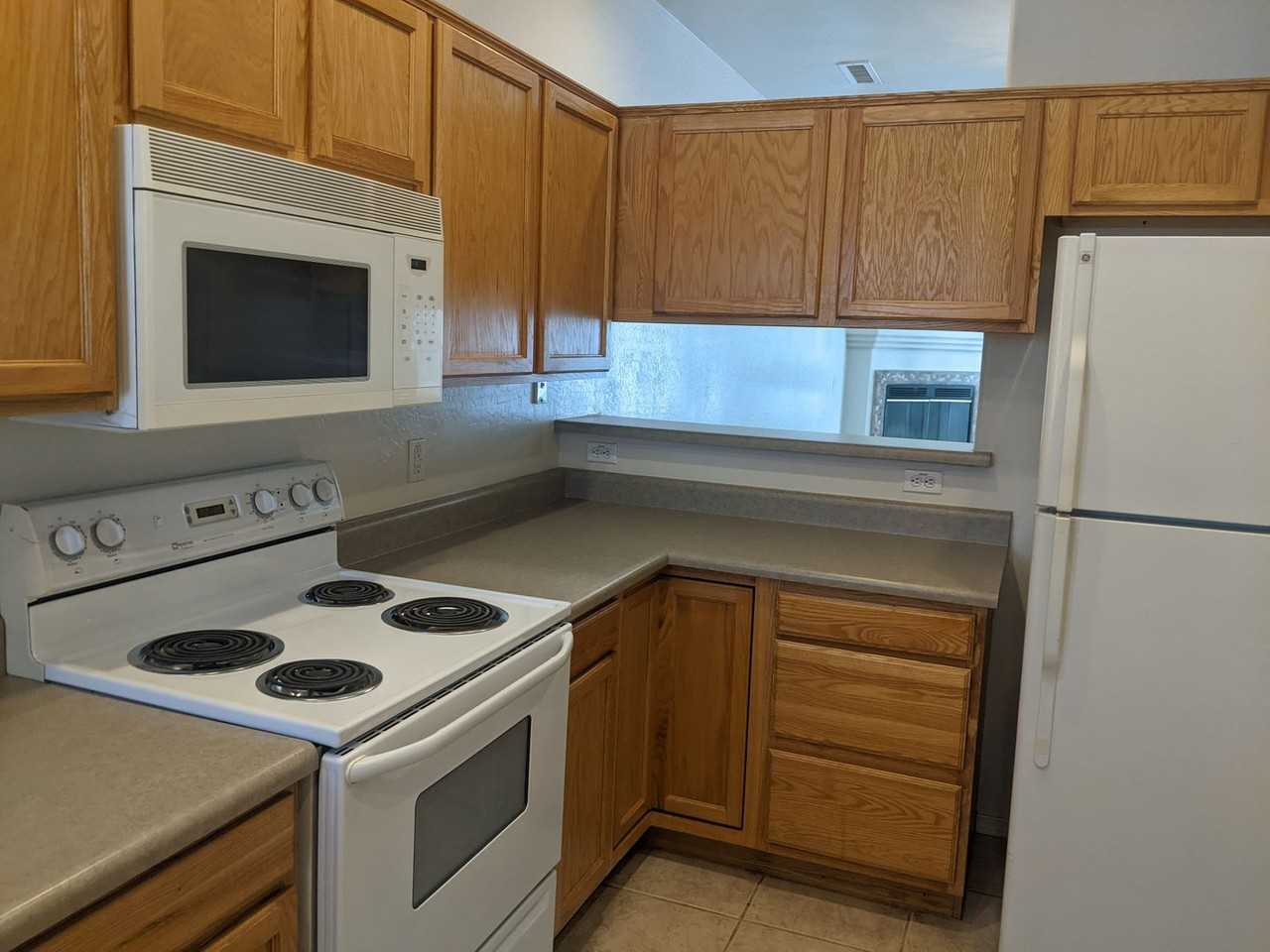 4960 Summit Cir - Photo 4 of 28