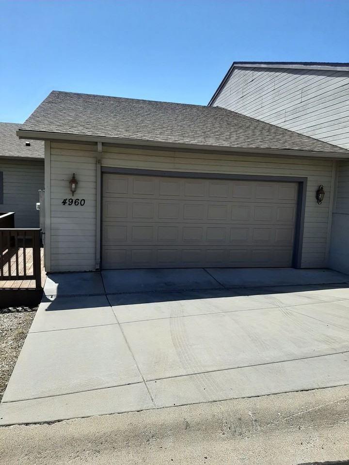 4960 Summit Cir - Photo 2 of 28
