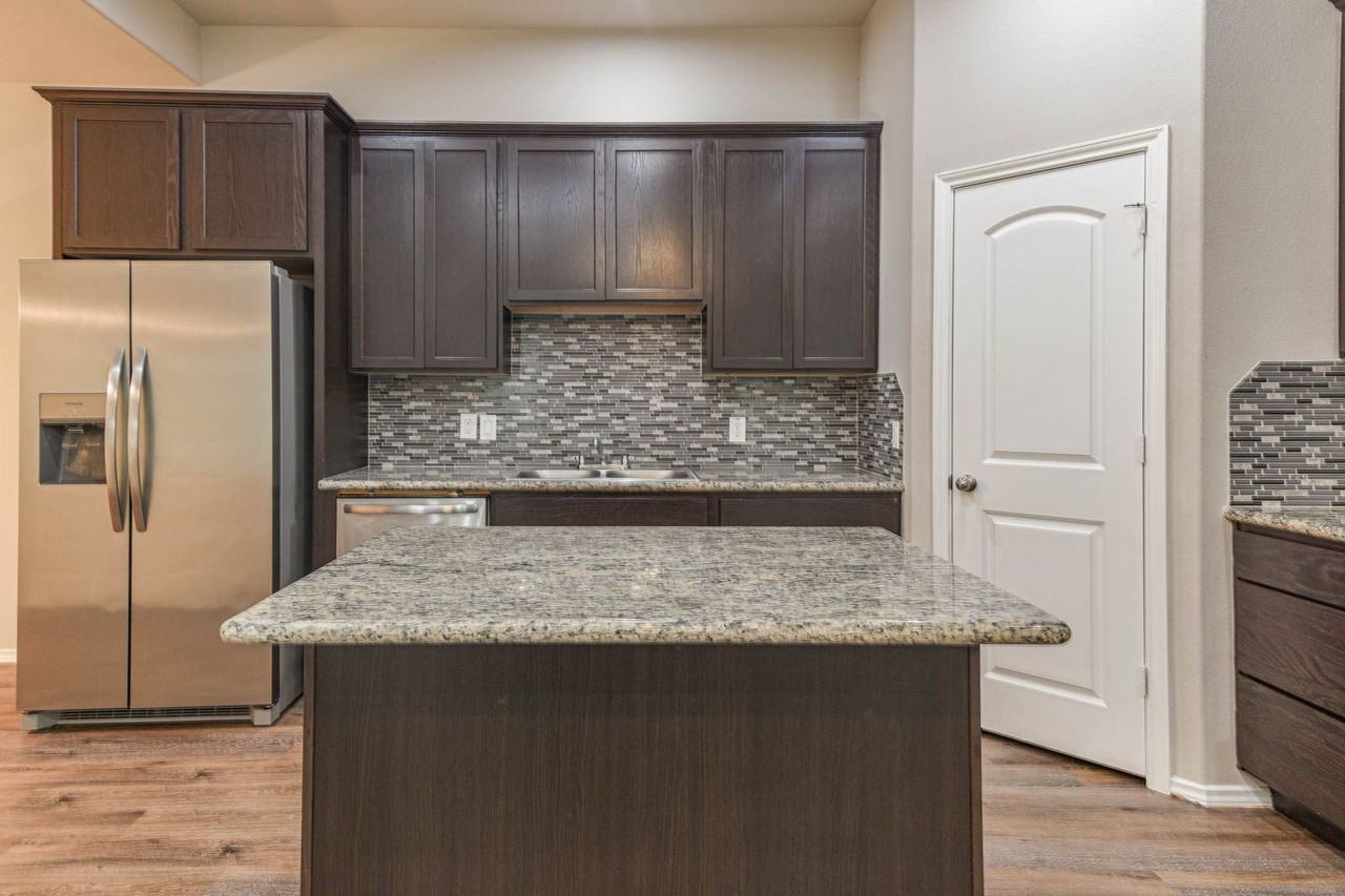 15627 Sycamore Dr - Photo 5 of 23