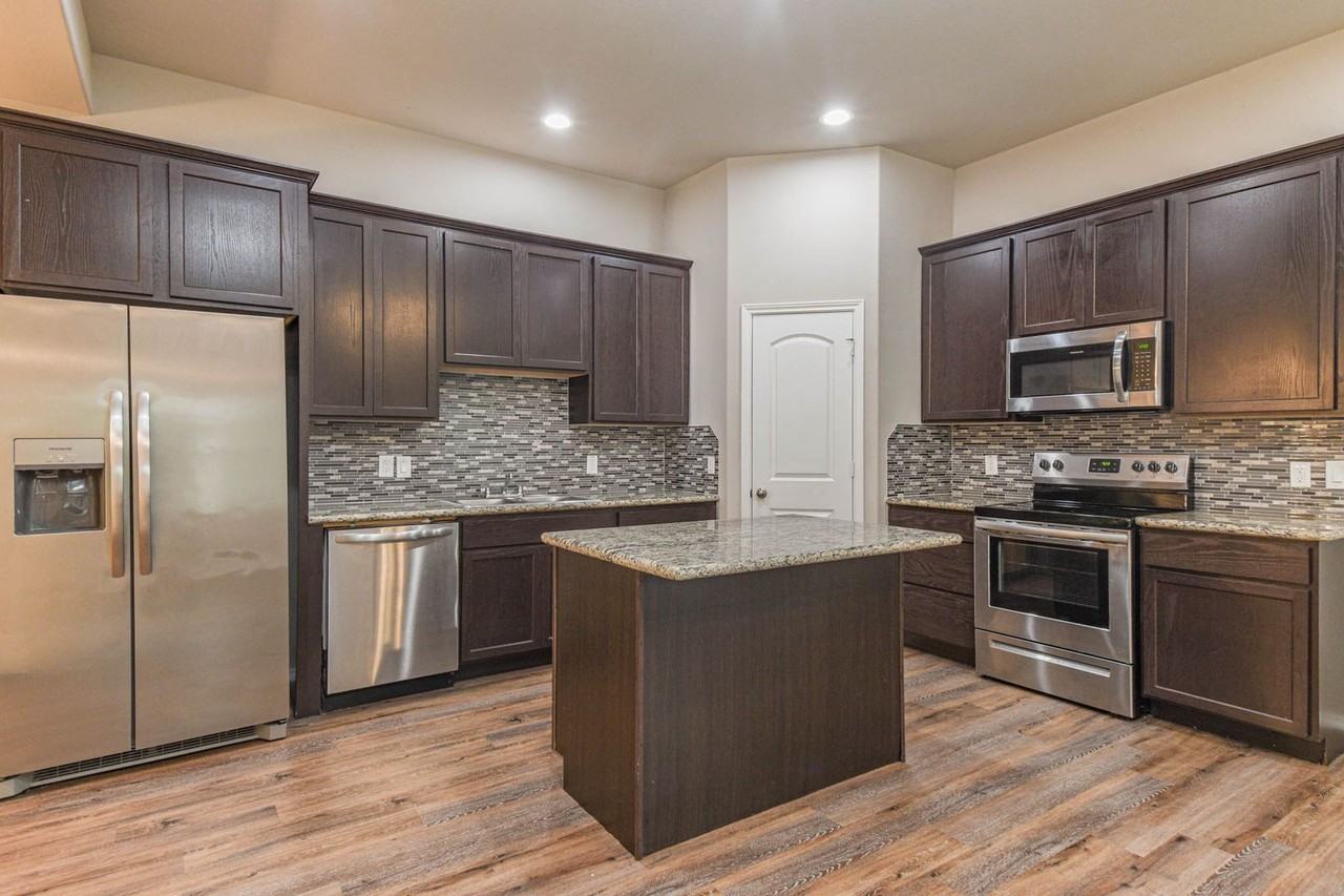 15627 Sycamore Dr - Photo 6 of 23