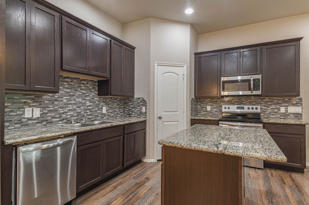 15627 Sycamore Dr - Photo 7 of 23
