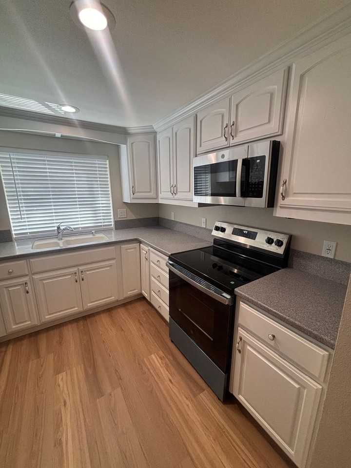 808 Shady Oak Dr - Photo 3 of 15