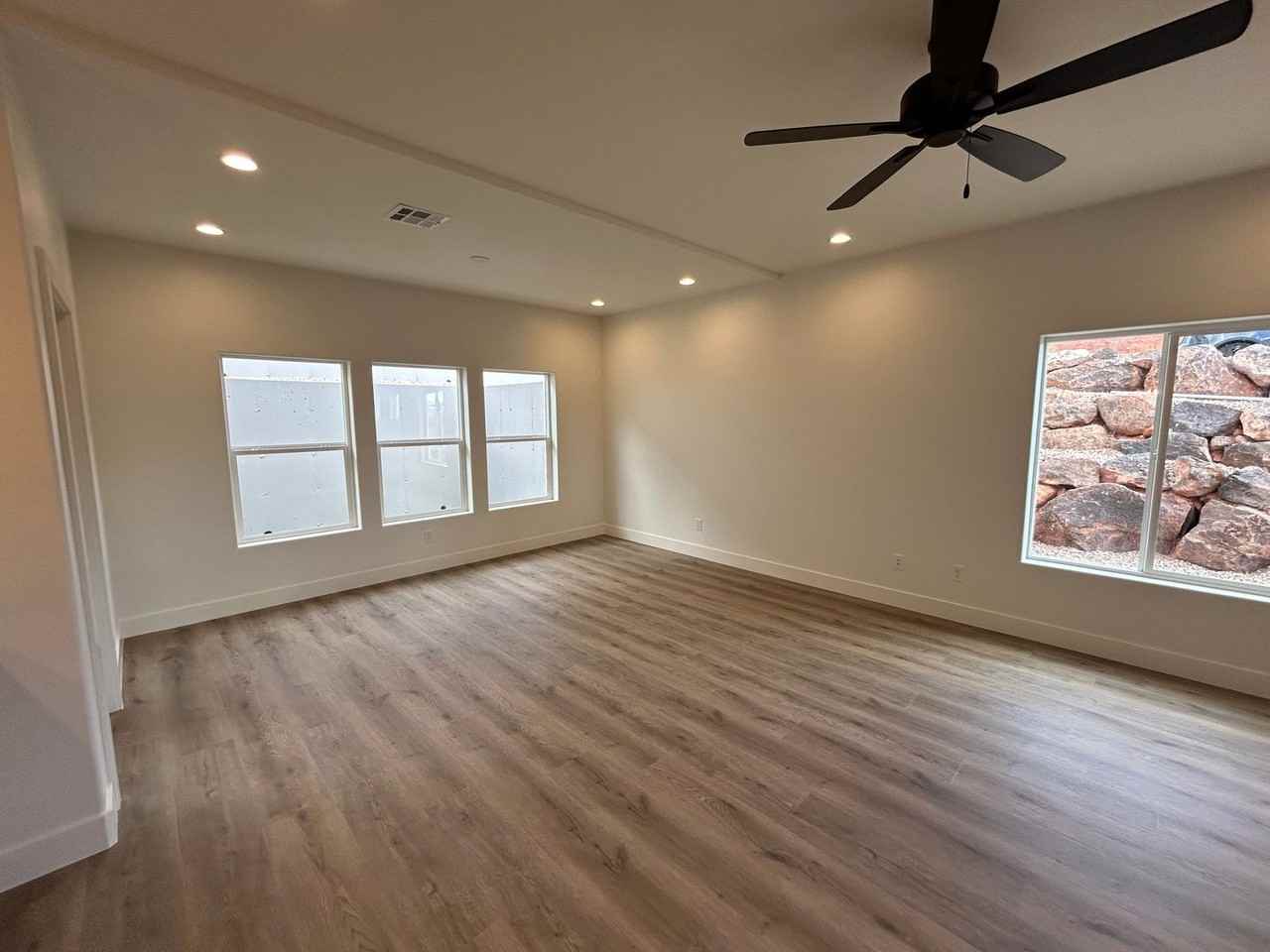 1538 E Mead Ln - Photo 7 of 38